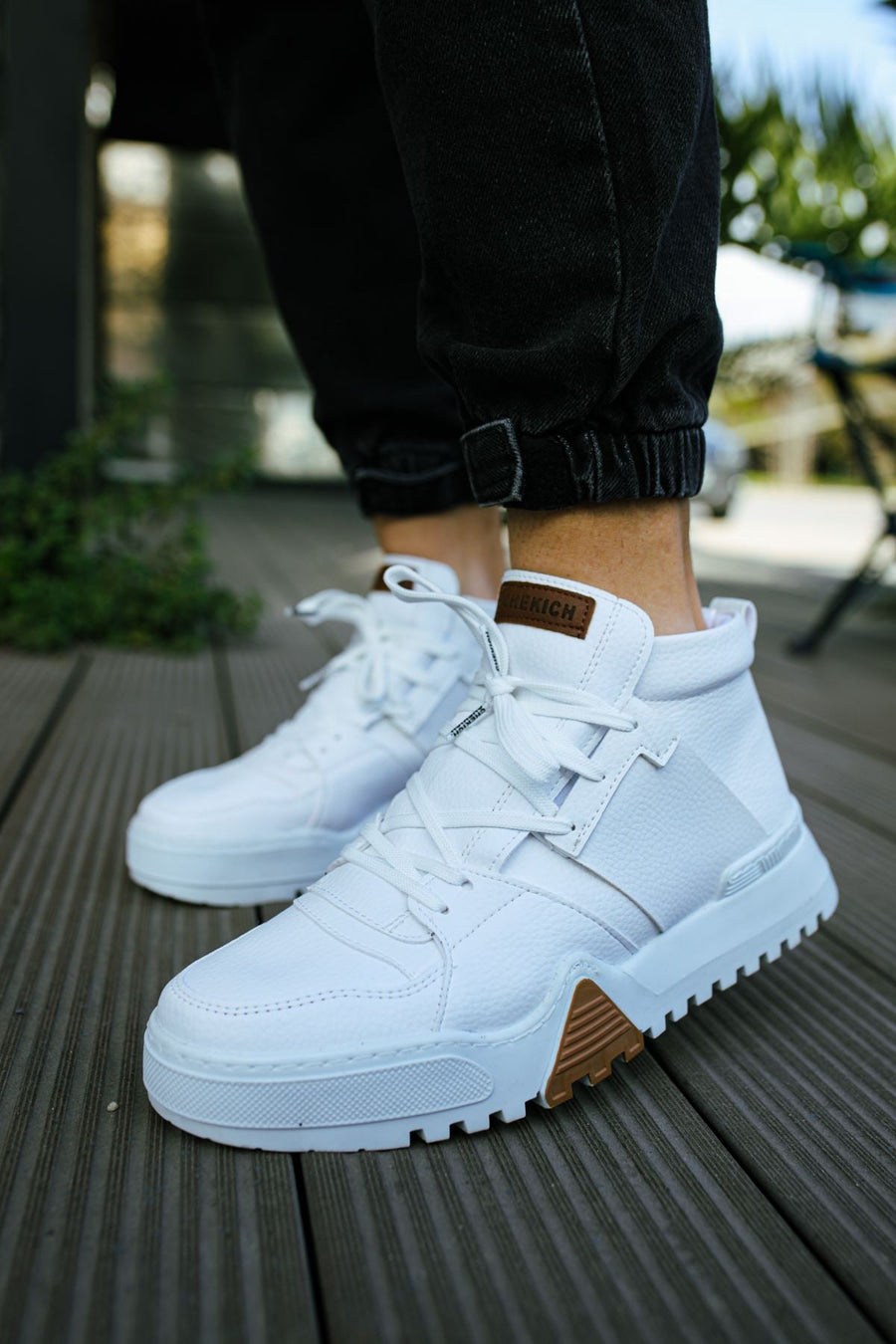 Triple White Sneaker CH057