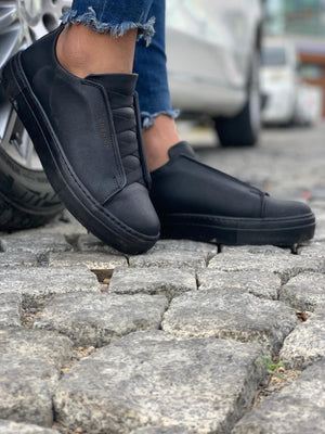 Tripple Black Sneaker CH013