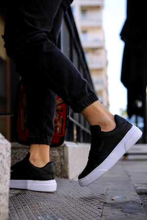 Black Sneaker CH087