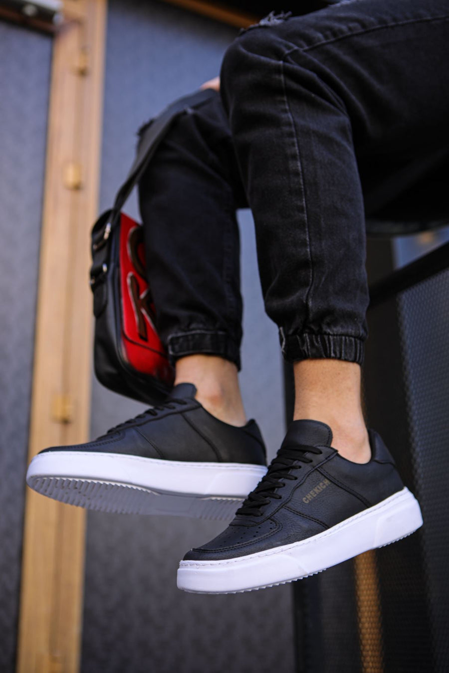 Black Sneaker CH087