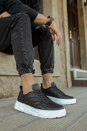 Black Sneaker CH105