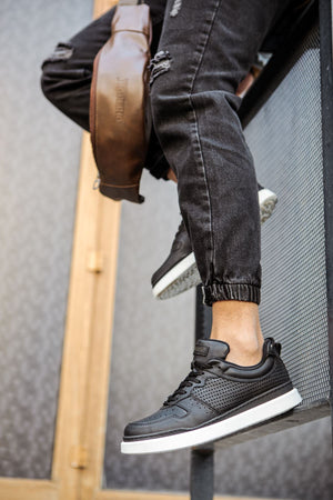 Black Sneaker CH109