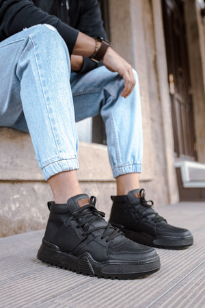 Triple Black Sneaker CH057