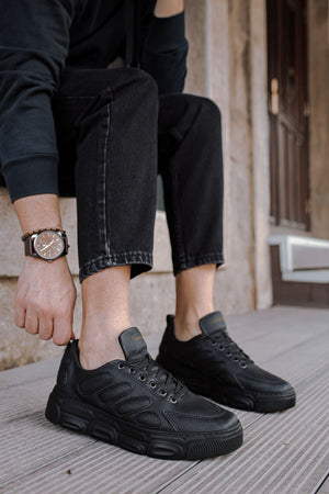 Triple Black Sneaker CH105