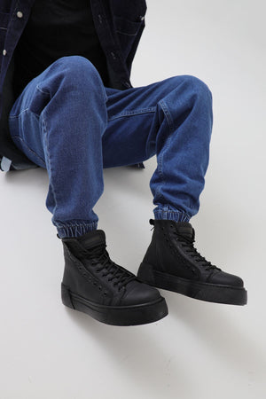 Triple Black Sneaker CH167
