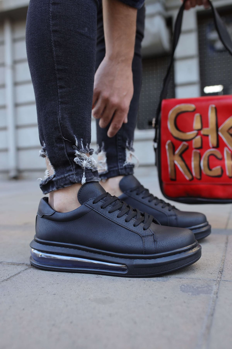 Triple Black Sneaker CH271
