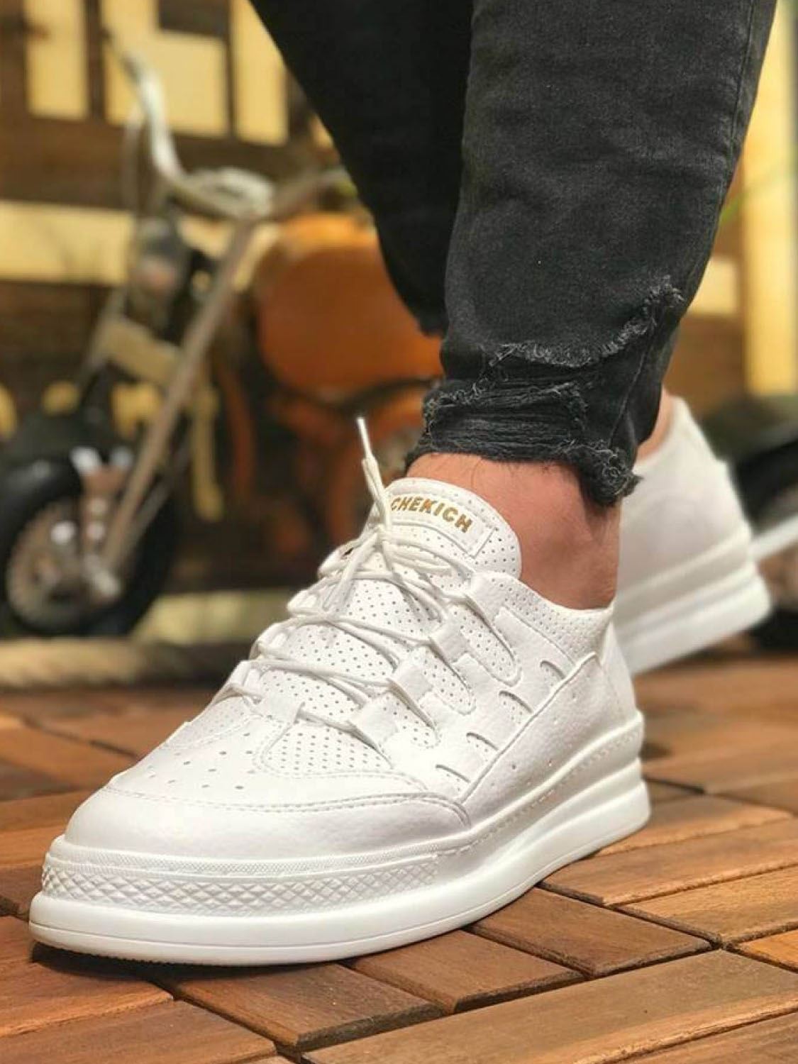 7 Reasons Why White Sneakers are Everyone's Favorite– DiVERGE