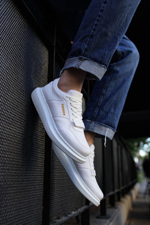 Triple White Sneaker CH073