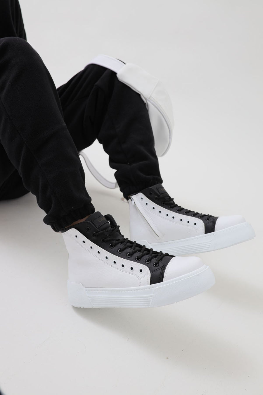 White Black Sneaker CH167