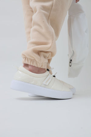 White Sneaker CH137