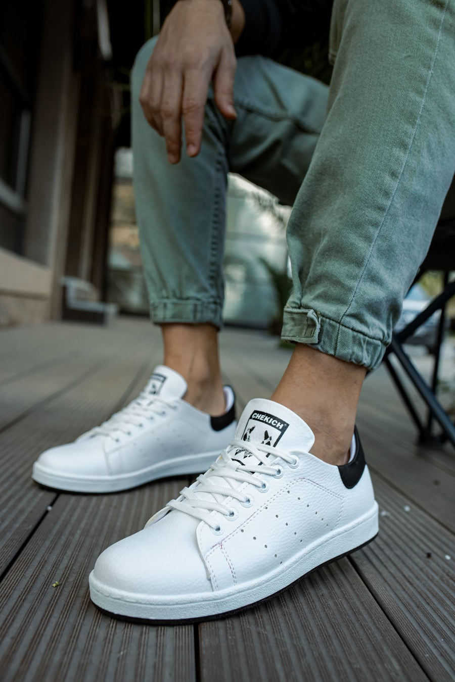 White Sneaker CH977